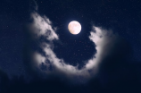 月亮诡异的笑：一个神秘故事